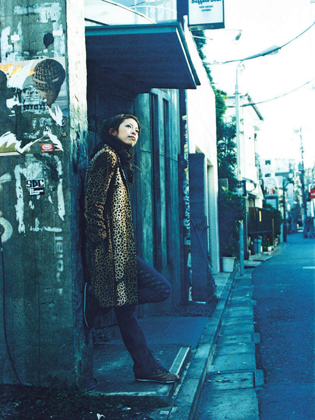 东方人,一个人,站,竖图,室外,白天,侧面,抽象,绘画,道路,路,亚洲,仅一个年轻女性,仅一个女性,仅一个人,服装,艺术,彩绘,图案,墙,小路,艺术品,交通,古典,扭头,注视,休闲装,黄种人,文化,墙壁,墙面,衣服,工艺品,观察,看,靠,靠着,品味,倚靠,站着,转头,休闲,概念,休闲服,服饰,观看,美术,察看,高雅,倚着,关注,美学,图文,年轻女性,女人,女性,亚洲人,站立,彩图,全身,涂鸦