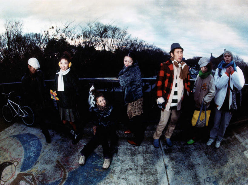 东方人,伙伴,朋友,栏杆,站,坐,横图,俯视,室外,白天,爱情,友谊,植物,帽子,亚洲,一排,阴影,服装,整齐,装饰,光线,影子,云,云朵,围栏,许多人,浪漫,云彩,注视,休闲装,黄种人,护栏,树,树木,排列,衣服,蓝色,绿色,白云,蓝天,天空,阳光,自然,围巾,天,观察,看,站着,一群人,休闲,温暖,温馨,休闲服,恩爱,恋人,服饰,生长,晴朗,成长,围脖,观看,保暖,华丽,点缀,和睦,察看,御寒,队列,关注,衬托,美观,雅致,雅观,棉帽,友情,男人,男性,年轻男性,年轻女性,女人,女性,中年男性,中年女性,亚洲人,情侣,晴空,站立,坐着,彩图,高角度拍摄,全身,伴侣,融洽