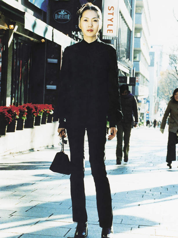 东方人,背部,三个人,商店,站,走,竖图,室外,白天,正面,购物,消费,超市,道路,路,商场,公路,亚洲,行人,游客,游人,握,阴影,服装,光线,包,皮包,影子,交通,拿,拿着,注视,休闲装,黄种人,路人,旅客,衣服,阳光,观察,看,站着,休闲,休闲服,握着,金融,百货,服饰,观看,单肩包,察看,关注,选购,贸易,百货公司,血拼,过客,年轻女性,女人,女性,亚洲人,马路,步行,散步,站立,走路,半身,彩图,购物商场,购物中心,商业中心