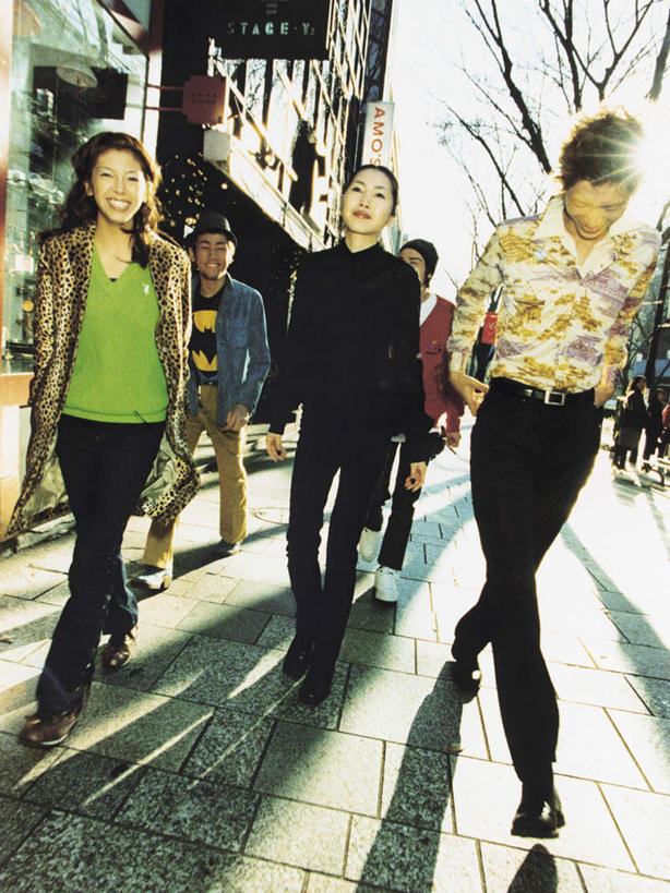 东方人,伙伴,朋友,商店,走,笑,微笑,竖图,室外,白天,正面,购物,友谊,消费,植物,窗户,落地窗,超市,橱窗,道路,路,商场,公路,亚洲,行人,游客,游人,阴影,服装,光线,影子,交通,许多人,注视,休闲装,黄种人,路人,旅客,玻璃窗,树,树木,衣服,绿色,阳光,自然,观察,看,一群人,休闲,休闲服,金融,百货,服饰,生长,成长,观看,察看,关注,选购,贸易,百货公司,玻璃橱窗,血拼,过客,友情,男人,男性,年轻男性,年轻女性,女人,女性,中年男性,中年女性,亚洲人,马路,步行,散步,走路,半身,彩图,购物商场,购物中心,商业中心