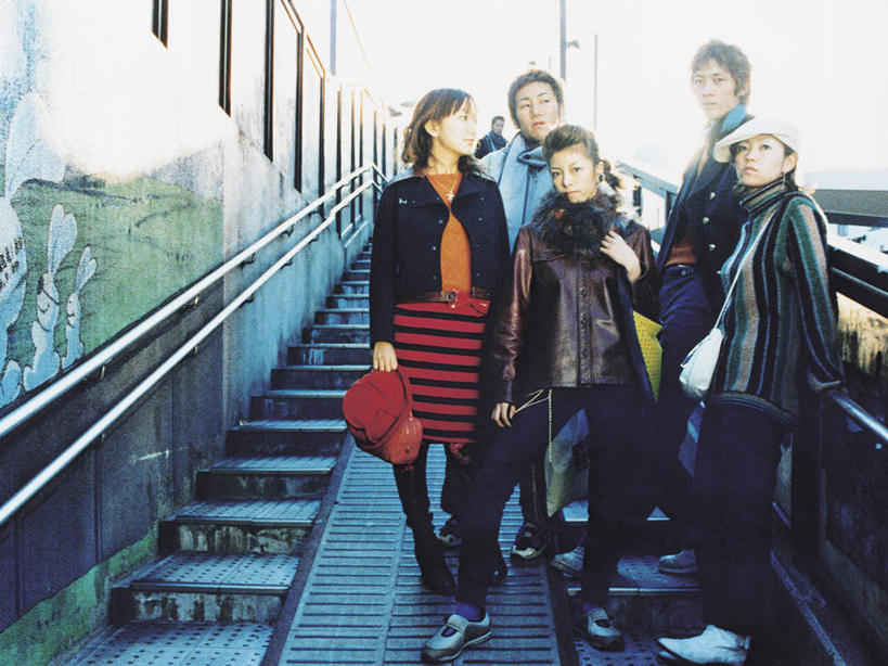 东方人,伙伴,朋友,栏杆,站,横图,室外,白天,正面,抽象,绘画,友谊,楼梯,帽子,亚洲,五个人,服装,艺术,装饰,包,彩绘,扶手,皮包,图案,阶梯,墙,艺术品,许多人,古典,注视,休闲装,黄种人,文化,护栏,墙壁,墙面,台阶,衣服,围巾,工艺品,观察,看,靠,靠着,品味,倚靠,站着,一群人,休闲,概念,温暖,休闲服,服饰,围脖,观看,保暖,华丽,单肩包,美术,点缀,察看,高雅,倚着,御寒,关注,美学,衬托,美观,雅致,雅观,棉帽,图文,友情,男人,男性,年轻男性,年轻女性,女人,女性,中年男性,中年女性,亚洲人,站立,彩图,全身,涂鸦