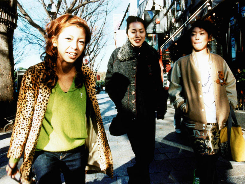 东方人,三个人,伙伴,朋友,商店,走,笑,微笑,露齿笑,横图,室外,白天,正面,购物,友谊,消费,植物,超市,道路,路,商场,公路,亚洲,阴影,服装,光线,包,皮包,影子,交通,注视,休闲装,黄种人,树,树木,衣服,蓝色,绿色,蓝天,天空,阳光,自然,天,观察,看,休闲,休闲服,金融,百货,服饰,生长,晴朗,成长,观看,单肩包,察看,双手插袋,关注,手插袋,选购,贸易,百货公司,万里无云,双手抄兜,双手放兜,血拼,友情,年轻女性,女人,女性,亚洲人,晴空,晴空万里,马路,步行,插兜,两手抄兜,两手放兜,散步,手插兜,手放口袋,走路,半身,彩图,购物商场,购物中心,商业中心,手抄兜