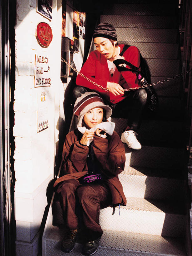 东方人,两个人,栏杆,坐,笑,微笑,露齿笑,竖图,室外,白天,正面,爱情,楼梯,帽子,亚洲,阴影,服装,光线,扶手,影子,阶梯,浪漫,注视,休闲装,黄种人,护栏,台阶,衣服,阳光,观察,看,休闲,温暖,温馨,休闲服,恩爱,恋人,服饰,观看,和睦,察看,关注,棉帽,男人,男性,年轻男性,年轻女性,女人,女性,亚洲人,情侣,坐着,彩图,全身,伴侣,融洽