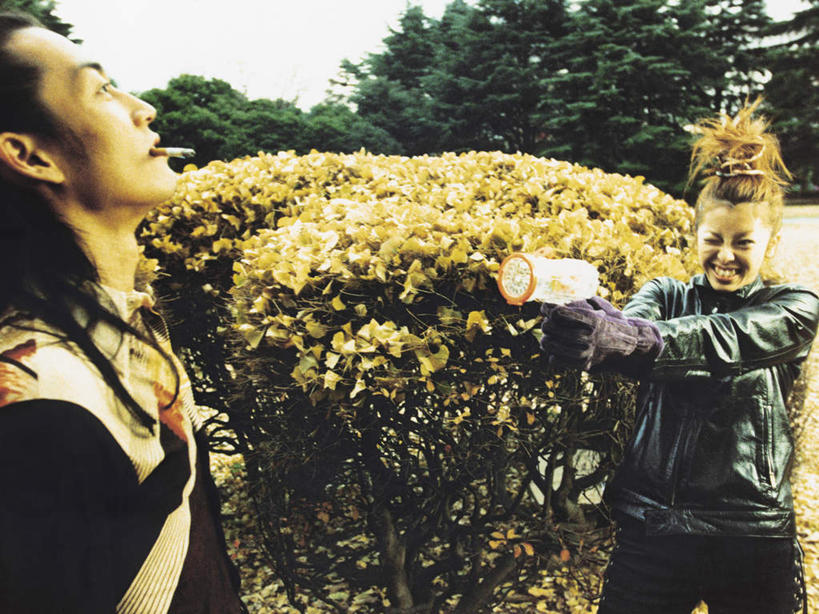 东方人,两个人,站,笑,微笑,露齿笑,横图,室外,白天,正面,爱情,游戏,植物,叶子,亚洲,握,阴影,服装,光线,影子,枯叶,落叶,浪漫,拿,玩,拿着,注视,休闲装,黄种人,娱乐,树,树木,衣服,蓝色,绿色,蓝天,天空,阳光,自然,天,观察,看,站着,休闲,温暖,温馨,休闲服,恩爱,握着,恋人,服饰,生长,晴朗,成长,观看,活动,和睦,察看,发泄,关注,消遣,智力,万里无云,宣泄,男人,男性,年轻女性,女人,女性,中年男性,亚洲人,情侣,叶,叶片,晴空,晴空万里,抬头,玩耍,嬉戏,仰头,站立,半身,彩图,伴侣,融洽