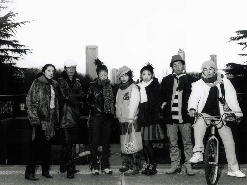 东方人,伙伴,朋友,高楼大厦,站,坐,横图,黑白,室外,白天,正面,爱情,友谊,办公楼,植物,大厦,建筑,摩天大楼,写字楼,自行车,帽子,亚洲,一排,握,服装,整齐,装饰,许多人,浪漫,拿,拿着,注视,休闲装,黄种人,车,脚踏车,树,树木,排列,衣服,绿色,自然,围巾,楼宇,交通工具,观察,看,站着,一群人,休闲,温暖,温馨,休闲服,商务楼,恩爱,握着,恋人,服饰,生长,成长,围脖,观看,保暖,华丽,点缀,和睦,察看,御寒,队列,关注,载具,衬托,美观,雅致,雅观,棉帽,友情,男人,男性,年轻男性,年轻女性,女人,女性,中年男性,中年女性,亚洲人,情侣,站立,坐着,全身,大楼,高层建筑,高楼,摩天楼,伴侣,融洽