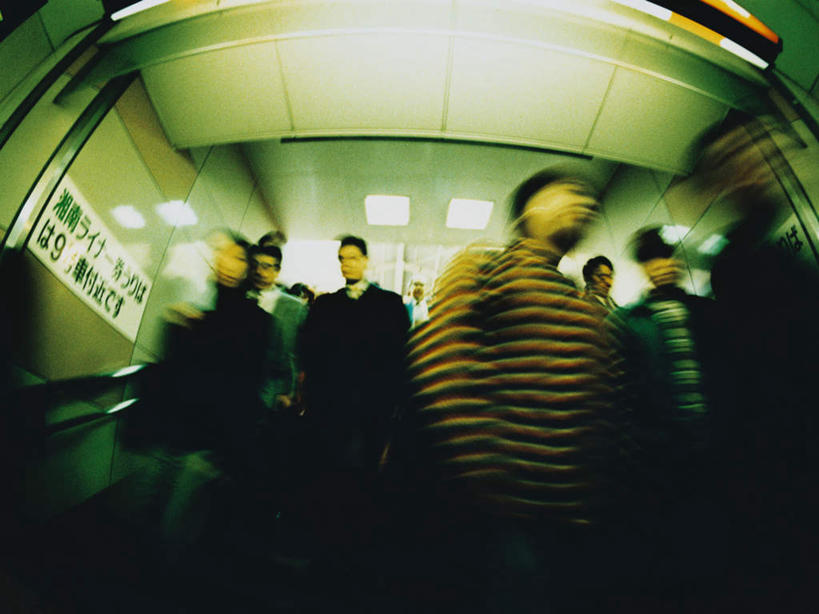 东方人,站,横图,室外,白天,仰视,镜子,电梯,车站,照明,亚洲,行人,游客,游人,阴影,服装,朦胧,模糊,光线,影子,灯光,站台,运输工具,许多人,注视,休闲装,黄种人,顶灯,月台,路人,旅客,灯,衣服,灯具,观察,看,站着,一群人,休闲,休闲服,服饰,升降梯,观看,照亮,镜像,察看,镜面,照明设备,关注,过客,男人,男性,年轻男性,年轻女性,女人,女性,中年男性,中年女性,亚洲人,站立,半身,彩图,低角度拍摄,升降设备