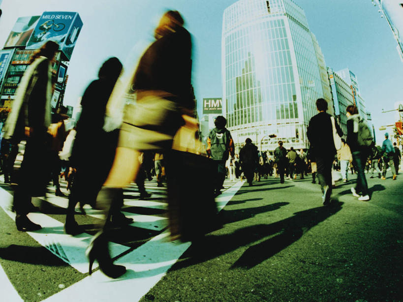 东方人,高楼大厦,走,横图,室外,白天,广角镜头,鱼眼镜头,仰视,度假,办公楼,美景,城市风光,城市,大厦,道路,建筑,路,摩天大楼,人行横道,写字楼,公路,亚洲,行人,游客,游人,阴影,服装,朦胧,模糊,光线,影子,景观,人行道,交通,许多人,注视,休闲装,黄种人,娱乐,路人,旅客,衣服,蓝色,蓝天,天空,阳光,楼宇,天,观察,看,一群人,享受,休闲,休闲服,商务楼,景色,放松,服饰,晴朗,观看,察看,关注,人行横道线,万里无云,过客,男人,男性,年轻男性,年轻女性,女人,女性,中年男性,中年女性,亚洲人,晴空,晴空万里,斑马线,马路,步行,散步,走路,半身,彩图,低角度拍摄,大楼,高层建筑,高楼,摩天楼