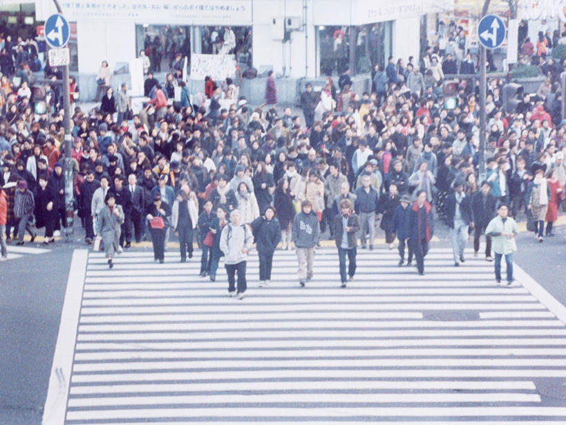 东方人,家,走,横图,俯视,室外,白天,度假,安全,美景,城市风光,城市,道路,路,人行横道,公路,亚洲,行人,游客,游人,服装,朦胧,模糊,房屋,屋子,景观,红绿灯,人行道,信号灯,交通,许多人,注视,休闲装,黄种人,娱乐,楼房,路人,旅客,住宅,衣服,观察,看,一群人,享受,休闲,休闲服,景色,放松,警示,服饰,观看,察看,关注,提示,人行横道线,流通,交通信号灯,行人信号灯,过客,男人,男性,年轻男性,年轻女性,女人,女性,中年男性,中年女性,亚洲人,斑马线,马路,步行,散步,走路,半身,彩图,高角度拍摄,房子