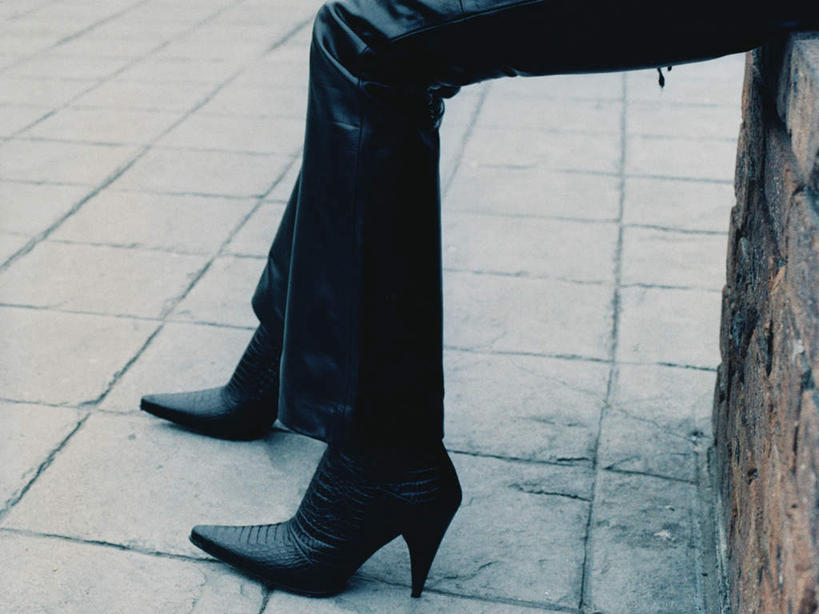 东方人,腿部,腿,一个人,坐,横图,俯视,室外,特写,白天,高跟鞋,时尚,道路,路,公路,鞋子,亚洲,仅一个年轻女性,仅一个女性,仅一个人,裤子,交通,黄种人,黑色,时髦,时兴,年轻女性,女人,女性,亚洲人,马路,坐着,半身,彩图,高角度拍摄