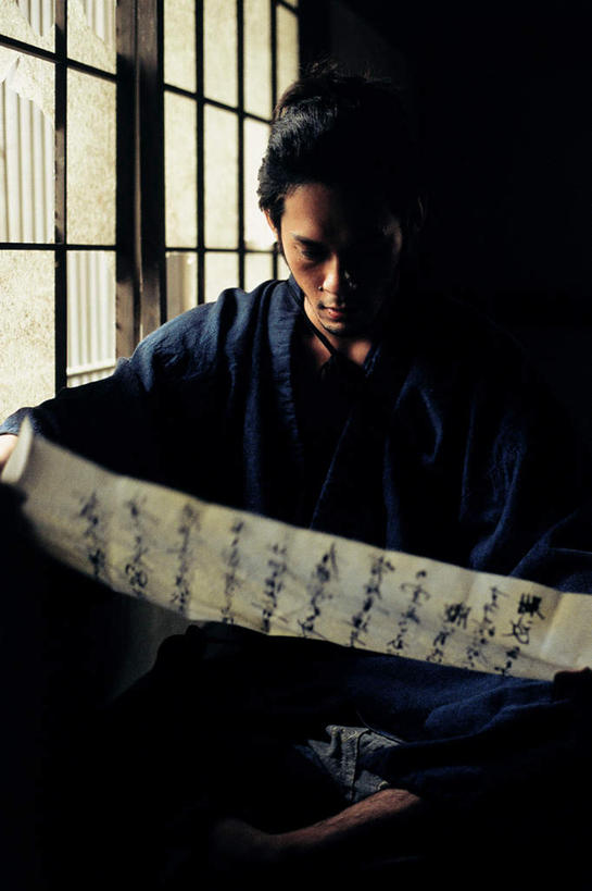 东方人,一个人,坐,盘腿,竖图,室内,白天,正面,民族服装,窗户,书籍,亚洲,仅一个男性,仅一个人,仅一个中年男性,握,服装,拿,拿着,注视,黄种人,玻璃窗,衣服,观察,看,握着,服饰,观看,察看,衣着,穿着,关注,衣饰,男人,男性,中年男性,亚洲人,书,图书,盘腿而坐,盘膝,盘着腿的,盘着腿坐,双腿交叉,坐着,半身,彩图,传统服装,民俗服