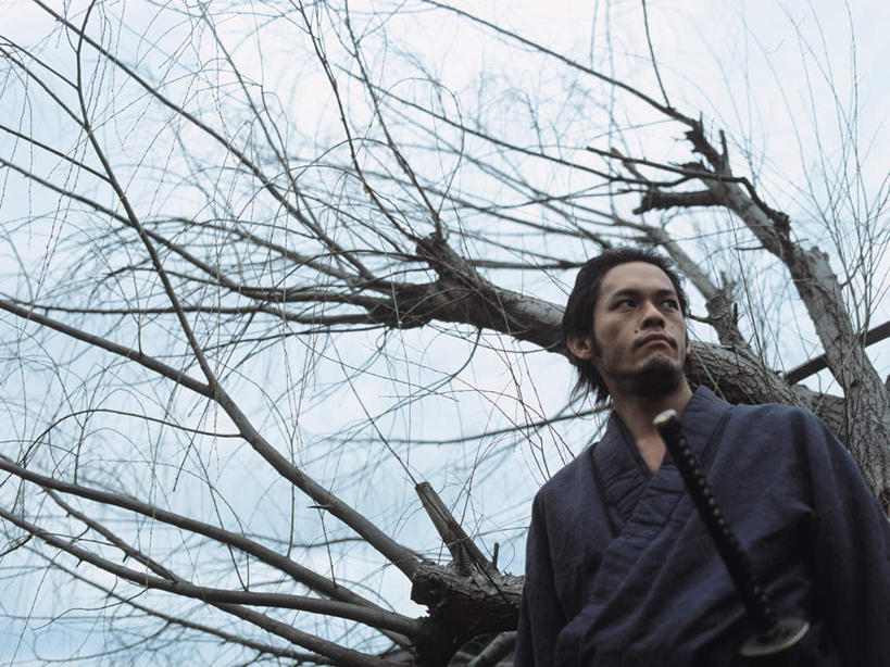 东方人,一个人,站,横图,室外,白天,仰视,民族服装,竞争,植物,亚洲,仅一个男性,仅一个人,仅一个中年男性,对抗,握,阴影,服装,冲突,光线,武士刀,影子,云,云朵,刀具,拿,云彩,拿着,注视,黄种人,破坏,树,树木,衣服,蓝色,绿色,白云,蓝天,天空,阳光,自然,刀,天,观察,看,站着,武器,战争,握着,服饰,生长,晴朗,成长,观看,损坏,察看,攻击,威胁,衣着,穿着,对立,关注,矛盾,兵器,防御,日本刀,敌对,挫败,斗争,抗拒,抗衡,冷兵器,凶器,杀伤,威慑,东洋刀,东瀛刀,日本武士刀,衣饰,危险,男人,男性,中年男性,亚洲人,晴空,站立,半身,彩图,低角度拍摄,传统服装,民俗服