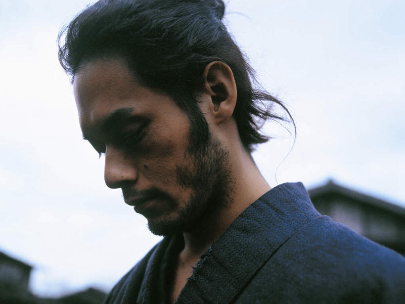 东方人,脸,头,脸颊,脖子,胡须,一个人,家,木屋,站,闭眼,横图,室外,特写,白天,正面,民族服装,亚洲,仅一个男性,仅一个人,仅一个中年男性,阴影,服装,朦胧,模糊,光线,影子,云,云朵,云彩,黄种人,肩膀,住宅,衣服,蓝色,白云,蓝天,天空,阳光,天,低头,站着,服饰,晴朗,衣着,穿着,垂头,衣饰,男人,男性,中年男性,亚洲人,头部,胡子,络腮胡,脖,颈,颈部,脸部,脸蛋,面部,晴空,闭眼睛,闭着眼,闭着眼睛,站立,半身,彩图,传统服装,民俗服,茅舍,茅屋,棚屋,小木屋,小屋