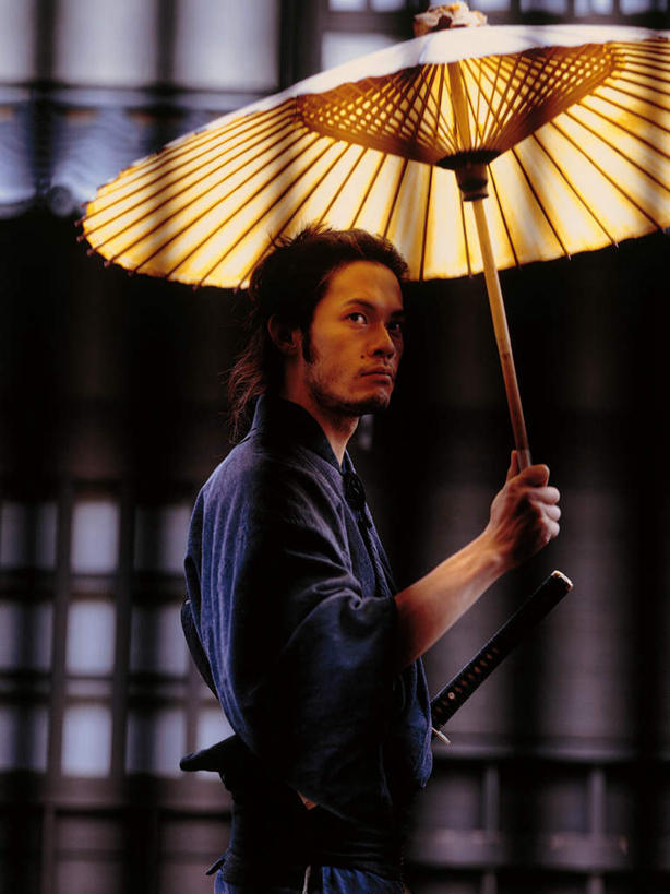 东方人,一个人,家,木屋,站,竖图,室外,白天,侧面,民族服装,幸福,竞争,亚洲,仅一个男性,仅一个人,仅一个中年男性,对抗,握,服装,冲突,伞,武士刀,雨伞,纸伞,刀具,古典,拿,油纸伞,拿着,扭头,注视,黄种人,破坏,文化,住宅,衣服,刀,观察,看,站着,转头,武器,战争,握着,服饰,观看,纪念,损坏,吉祥,察看,攻击,威胁,衣着,穿着,对立,关注,矛盾,兵器,古朴,防御,日本刀,敌对,挫败,斗争,抗拒,抗衡,冷兵器,凶器,杀伤,威慑,东洋刀,东瀛刀,日本武士刀,衣饰,平安,危险,男人,男性,中年男性,亚洲人,站立,半身,彩图,传统服装,民俗服,茅舍,茅屋,棚屋,小木屋,小屋