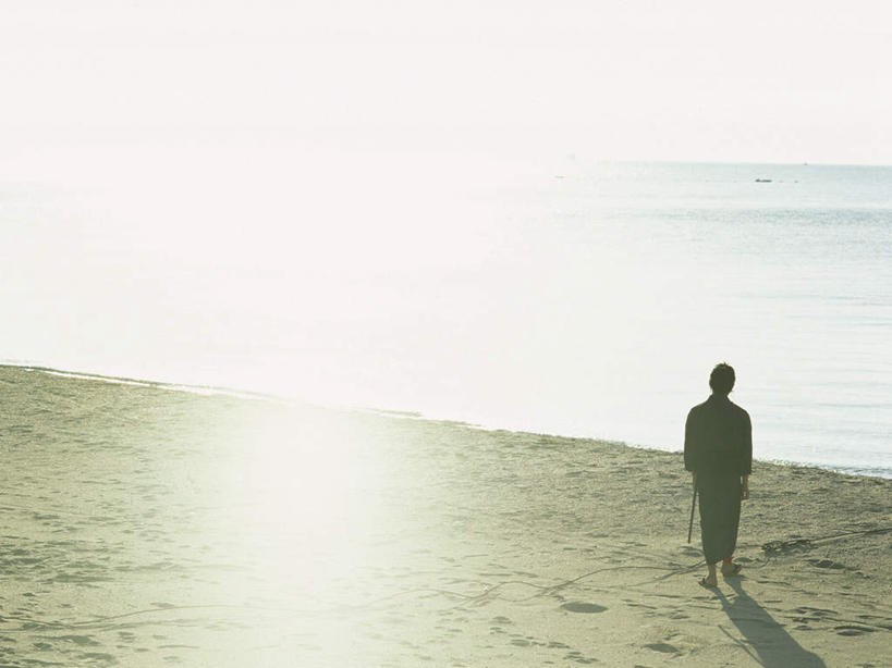 东方人,一个人,站,横图,俯视,室外,白天,民族服装,竞争,海浪,海洋,沙滩,亚洲,仅一个男性,仅一个人,仅一个中年男性,对抗,阴影,服装,冲突,光线,沙子,武士刀,影子,海岸,浪花,水平线,辽阔,刀具,海平线,沙地,黄种人,破坏,衣服,蓝色,蓝天,天空,阳光,海水,刀,天,站着,广阔,武器,战争,服饰,晴朗,一望无际,损坏,攻击,威胁,衣着,穿着,对立,矛盾,兵器,防御,海景,日本刀,万里无云,敌对,挫败,斗争,抗拒,抗衡,冷兵器,凶器,杀伤,威慑,东洋刀,东瀛刀,日本武士刀,衣饰,无边无际,一马平川,危险,男人,男性,中年男性,亚洲人,大海,风浪,海,海水的波动,海滩,近岸浪,涌浪,晴空,晴空万里,站立,彩图,高角度拍摄,全身,传统服装,民俗服,水天相接,水天一线