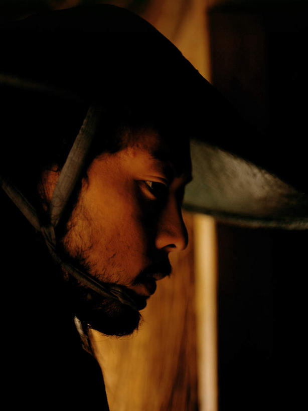 东方人,脸,头,脸颊,胡须,一个人,站,竖图,室内,特写,白天,侧面,民族服装,帽子,亚洲,仅一个男性,仅一个人,仅一个中年男性,阴影,服装,朦胧,模糊,反射,草帽,影子,注视,黄种人,衣服,观察,看,站着,服饰,观看,察看,衣着,穿着,关注,衣饰,男人,男性,中年男性,亚洲人,头部,胡子,络腮胡,脸部,脸蛋,面部,站立,半身,彩图,传统服装,民俗服