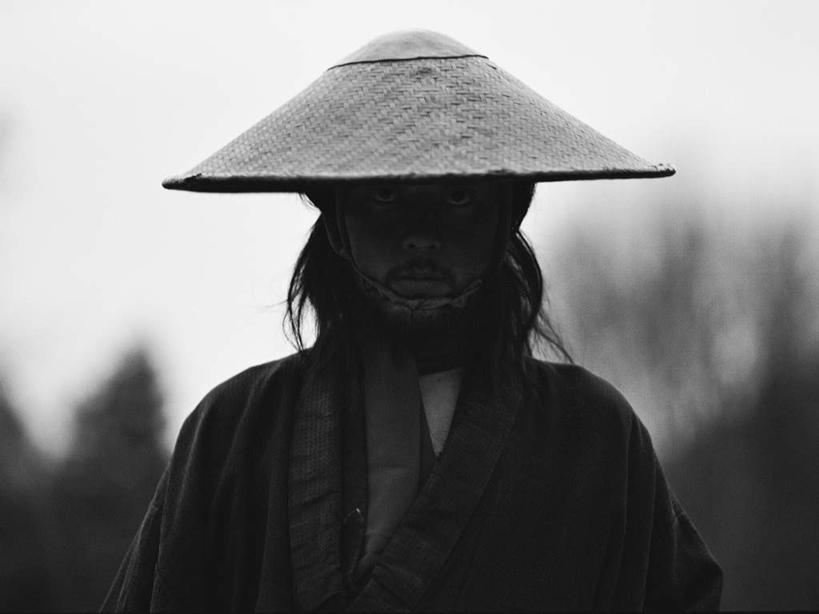 东方人,脸,头,脸颊,一个人,站,横图,黑白,室外,特写,白天,正面,民族服装,森林,树林,植物,帽子,亚洲,仅一个男性,仅一个人,仅一个中年男性,服装,朦胧,模糊,草帽,注视,黄种人,肩膀,树,树木,衣服,绿色,自然,观察,看,站着,服饰,生长,成长,观看,察看,衣着,穿着,关注,衣饰,男人,男性,中年男性,亚洲人,头部,脸部,脸蛋,面部,站立,半身,传统服装,民俗服