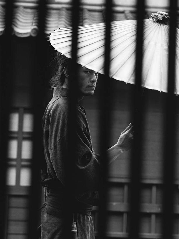 东方人,一个人,站,竖图,黑白,室外,白天,侧面,民族服装,幸福,窗户,亚洲,仅一个男性,仅一个人,仅一个中年男性,握,服装,朦胧,模糊,伞,雨伞,纸伞,古典,拿,油纸伞,拿着,扭头,注视,黄种人,文化,玻璃窗,衣服,观察,看,站着,转头,握着,服饰,观看,纪念,吉祥,察看,衣着,穿着,关注,古朴,衣饰,平安,男人,男性,中年男性,亚洲人,站立,半身,传统服装,民俗服