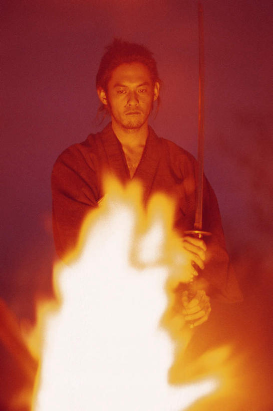 东方人,一个人,坐,竖图,室外,夜晚,正面,民族服装,热情,火,亚洲,仅一个男性,仅一个人,仅一个中年男性,服装,朦胧,模糊,火焰,燃烧,注视,黄种人,衣服,观察,看,服饰,观看,察看,衣着,穿着,关注,衣饰,男人,男性,中年男性,亚洲人,坐着,半身,彩图,传统服装,民俗服