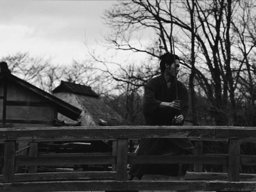 东方人,一个人,家,木屋,栏杆,站,横图,黑白,室外,白天,正面,民族服装,竞争,植物,亚洲,仅一个男性,仅一个人,仅一个中年男性,对抗,握,服装,冲突,武士刀,乌云,云,阴天,云朵,围栏,刀具,拿,云彩,拿着,注视,黄种人,破坏,护栏,住宅,树,树木,衣服,绿色,天空,自然,刀,天,观察,看,站着,武器,战争,握着,服饰,生长,成长,观看,损坏,察看,攻击,昏暗,威胁,衣着,阴沉,穿着,对立,关注,矛盾,兵器,防御,日本刀,敌对,挫败,斗争,抗拒,抗衡,冷兵器,凶器,杀伤,威慑,东洋刀,东瀛刀,日本武士刀,衣饰,危险,男人,男性,中年男性,亚洲人,站立,半身,传统服装,民俗服,茅舍,茅屋,棚屋,小木屋,小屋