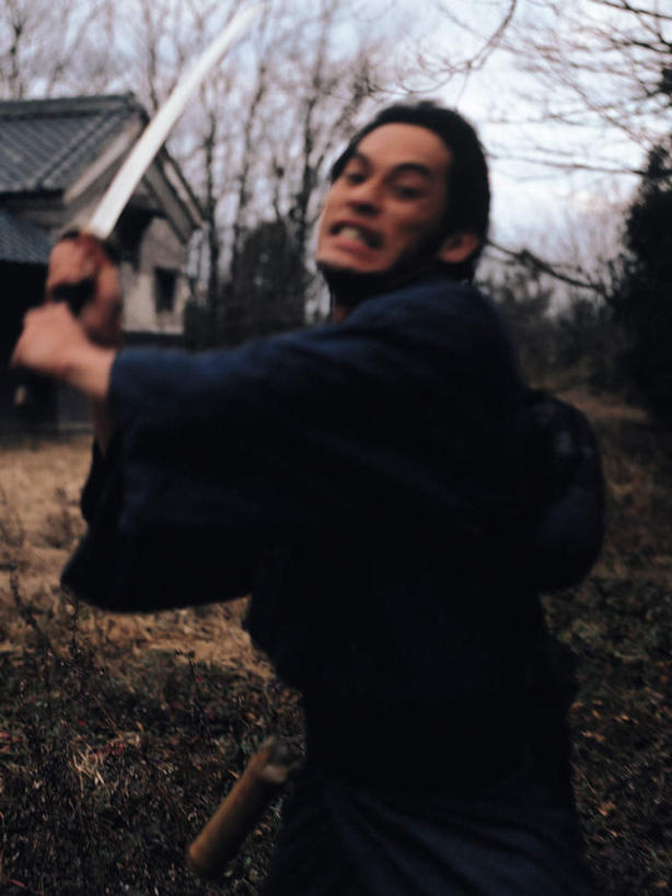 东方人,一个人,家,木屋,站,举,竖图,室外,白天,正面,民族服装,竞争,植物,亚洲,仅一个男性,仅一个人,仅一个中年男性,对抗,握,阴影,服装,枯萎,冲突,光线,武士刀,影子,云,云朵,枯草,刀具,拿,云彩,拿着,注视,黄种人,破坏,住宅,草,树,树木,衣服,黄色,蓝色,绿色,白云,蓝天,天空,阳光,自然,刀,天,观察,看,托,站着,武器,战争,握着,服饰,生长,晴朗,成长,观看,损坏,察看,攻击,威胁,衣着,穿着,对立,关注,矛盾,兵器,防御,日本刀,敌对,挫败,斗争,抗拒,抗衡,冷兵器,凶器,杀伤,威慑,东洋刀,东瀛刀,日本武士刀,衣饰,危险,男人,男性,中年男性,亚洲人,晴空,举起,举手,举着,向上举,向上伸,向上托,站立,半身,彩图,传统服装,民俗服,茅舍,茅屋,棚屋,小木屋,小屋