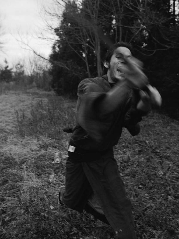 东方人,一个人,站,举,竖图,黑白,室外,白天,正面,民族服装,竞争,森林,树林,植物,亚洲,仅一个男性,仅一个人,仅一个中年男性,对抗,服装,枯萎,朦胧,模糊,冲突,武士刀,乌云,云,阴天,云朵,枯草,刀具,云彩,注视,黄种人,破坏,草,树,树木,衣服,黄色,绿色,天空,自然,刀,天,观察,看,托,站着,武器,战争,服饰,生长,成长,观看,损坏,察看,攻击,昏暗,威胁,衣着,阴沉,穿着,对立,关注,矛盾,兵器,防御,日本刀,敌对,挫败,斗争,抗拒,抗衡,冷兵器,凶器,杀伤,威慑,东洋刀,东瀛刀,日本武士刀,衣饰,危险,男人,男性,中年男性,亚洲人,举起,举手,举着,向上举,向上伸,向上托,站立,全身,传统服装,民俗服