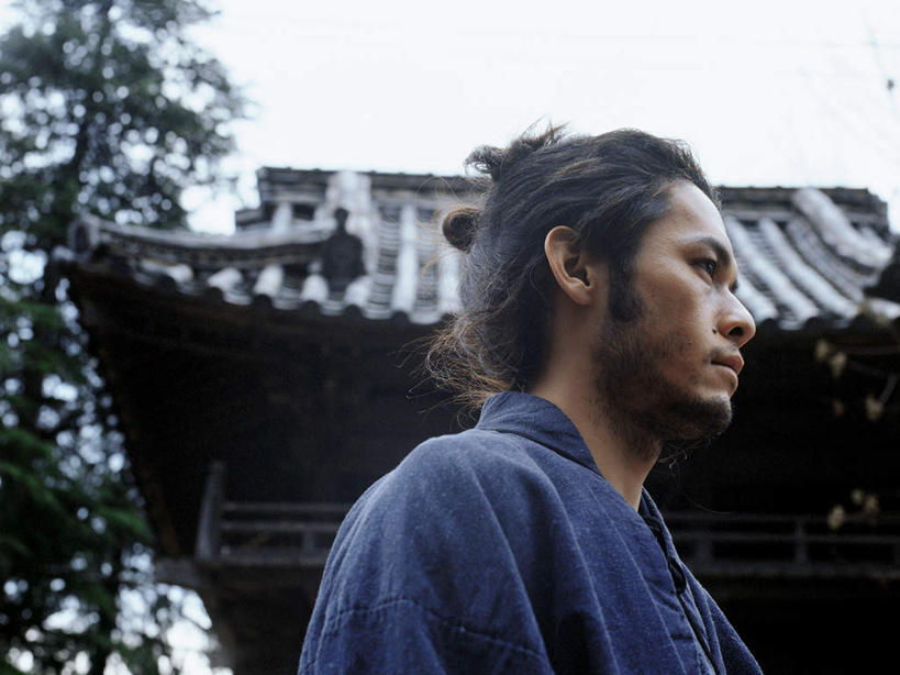 东方人,脸,头,脸颊,一个人,家,站,横图,室外,特写,白天,仰视,民族服装,植物,亚洲,仅一个男性,仅一个人,仅一个中年男性,服装,房屋,屋子,注视,黄种人,楼房,肩膀,住宅,树,树木,衣服,绿色,自然,观察,看,站着,服饰,生长,成长,观看,察看,衣着,穿着,关注,衣饰,男人,男性,中年男性,亚洲人,头部,脸部,脸蛋,面部,站立,半身,彩图,低角度拍摄,传统服装,民俗服,房子