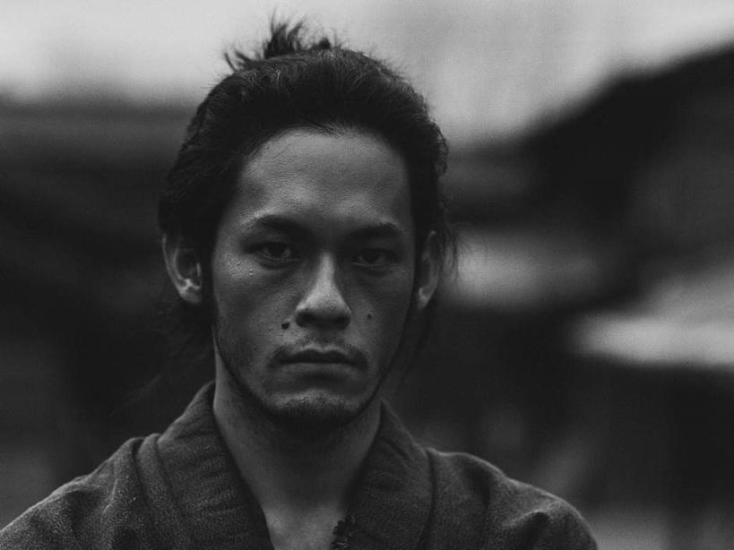 东方人,脸,头,脸颊,脖子,一个人,家,站,横图,黑白,室外,特写,白天,正面,民族服装,亚洲,仅一个男性,仅一个人,仅一个中年男性,服装,朦胧,模糊,房屋,屋子,注视,黄种人,楼房,肩膀,住宅,衣服,观察,看,站着,服饰,观看,察看,衣着,穿着,关注,衣饰,男人,男性,中年男性,亚洲人,头部,脖,颈,颈部,脸部,脸蛋,面部,站立,半身,传统服装,民俗服,房子