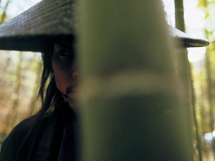 东方人,脸,头,脸颊,一个人,站,横图,室外,特写,白天,正面,民族服装,纯洁,竹子,帽子,亚洲,仅一个男性,仅一个人,仅一个中年男性,服装,朦胧,模糊,草帽,注视,黄种人,衣服,观察,看,站着,遮,遮掩,服饰,观看,察看,掩盖,高雅,遮挡,衣着,穿着,关注,遮盖,奉献,掩饰,质朴,正直,衣饰,担当,男人,男性,中年男性,亚洲人,头部,脸部,脸蛋,面部,竹,站立,半身,彩图,传统服装,民俗服,奋进,操守,四君子,岁寒三友,性坚,虚怀,虚心,善群,卓尔