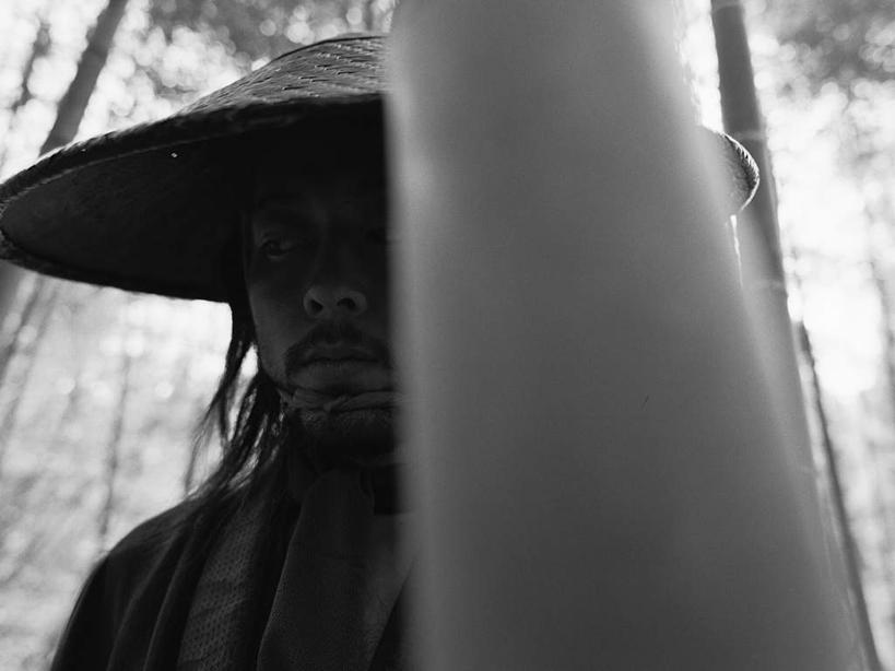 东方人,脸,头,脸颊,一个人,站,横图,黑白,室外,特写,白天,正面,民族服装,纯洁,竹子,帽子,亚洲,仅一个男性,仅一个人,仅一个中年男性,服装,朦胧,模糊,草帽,注视,黄种人,衣服,观察,看,站着,遮,遮掩,服饰,观看,察看,掩盖,高雅,遮挡,衣着,穿着,关注,遮盖,奉献,掩饰,质朴,正直,衣饰,担当,男人,男性,中年男性,亚洲人,头部,脸部,脸蛋,面部,竹,站立,半身,传统服装,民俗服,奋进,操守,四君子,岁寒三友,性坚,虚怀,虚心,善群,卓尔