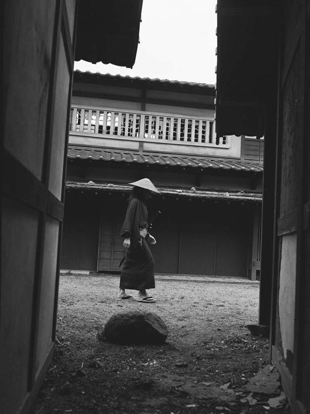 东方人,一个人,家,走,竖图,黑白,室外,白天,侧面,民族服装,道路,路,帽子,亚洲,仅一个男性,仅一个人,仅一个中年男性,服装,草帽,房屋,屋子,小路,交通,注视,黄种人,楼房,住宅,衣服,观察,看,服饰,观看,察看,衣着,穿着,关注,衣饰,男人,男性,中年男性,亚洲人,步行,散步,走路,全身,传统服装,民俗服,房子