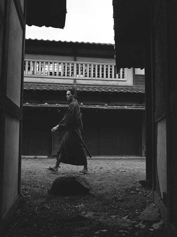 东方人,一个人,家,走,竖图,黑白,室外,白天,侧面,民族服装,道路,路,亚洲,仅一个男性,仅一个人,仅一个中年男性,服装,房屋,屋子,小路,交通,注视,黄种人,楼房,住宅,衣服,观察,看,服饰,观看,察看,衣着,穿着,关注,衣饰,男人,男性,中年男性,亚洲人,步行,散步,走路,全身,传统服装,民俗服,房子