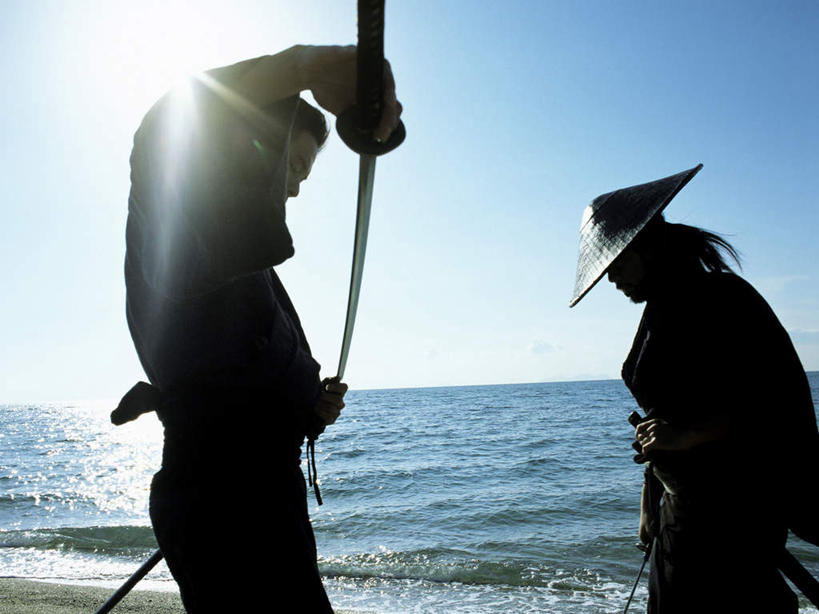 东方人,两个人,站,横图,室外,白天,侧面,民族服装,竞争,海浪,海洋,沙滩,帽子,亚洲,对抗,握,阴影,服装,冲突,光线,草帽,沙子,武士刀,影子,海岸,浪花,刀具,沙地,背光,拿,拿着,注视,黄种人,破坏,衣服,蓝色,蓝天,天空,阳光,海水,刀,天,观察,看,站着,武器,战争,握着,服饰,晴朗,观看,损坏,察看,攻击,威胁,衣着,穿着,对立,关注,矛盾,兵器,防御,逆光,海景,日本刀,万里无云,敌对,挫败,斗争,抗拒,抗衡,冷兵器,对手,凶器,杀伤,威慑,东洋刀,东瀛刀,日本武士刀,衣饰,敌手,危险,男人,男性,年轻男性,中年男性,亚洲人,大海,风浪,海,海水的波动,海滩,近岸浪,涌浪,晴空,晴空万里,站立,半身,彩图,传统服装,民俗服