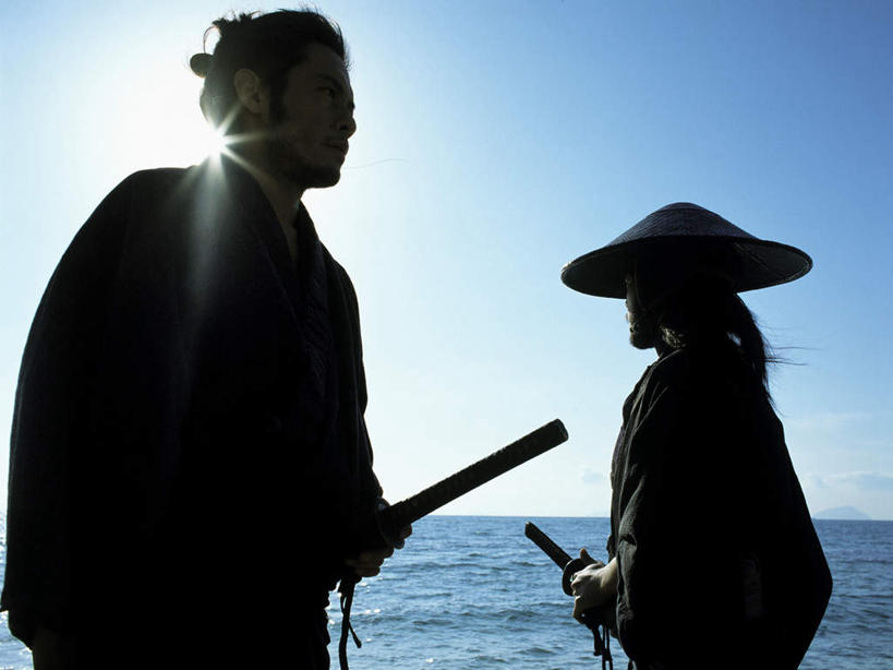 东方人,两个人,站,横图,室外,白天,侧面,民族服装,竞争,海浪,海洋,沙滩,帽子,亚洲,对抗,握,阴影,服装,冲突,光线,草帽,沙子,武士刀,影子,海岸,浪花,刀具,沙地,背光,拿,拿着,注视,黄种人,破坏,衣服,蓝色,蓝天,天空,阳光,海水,刀,天,观察,看,站着,武器,战争,握着,服饰,晴朗,观看,损坏,察看,攻击,威胁,衣着,穿着,对立,关注,矛盾,兵器,防御,逆光,海景,日本刀,万里无云,敌对,挫败,斗争,抗拒,抗衡,冷兵器,对手,凶器,杀伤,威慑,东洋刀,东瀛刀,日本武士刀,衣饰,敌手,危险,男人,男性,年轻男性,中年男性,亚洲人,大海,风浪,海,海水的波动,海滩,近岸浪,涌浪,晴空,晴空万里,站立,半身,彩图,传统服装,民俗服