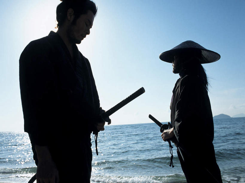 东方人,两个人,站,横图,室外,白天,侧面,民族服装,竞争,海浪,海洋,沙滩,帽子,亚洲,对抗,握,阴影,服装,冲突,光线,草帽,沙子,武士刀,影子,海岸,浪花,刀具,沙地,背光,拿,拿着,注视,黄种人,破坏,衣服,蓝色,蓝天,天空,阳光,海水,刀,天,观察,看,站着,武器,战争,握着,服饰,晴朗,观看,损坏,察看,攻击,威胁,衣着,穿着,对立,关注,矛盾,兵器,防御,逆光,海景,日本刀,万里无云,敌对,挫败,斗争,抗拒,抗衡,冷兵器,对手,凶器,杀伤,威慑,东洋刀,东瀛刀,日本武士刀,衣饰,敌手,危险,男人,男性,年轻男性,中年男性,亚洲人,大海,风浪,海,海水的波动,海滩,近岸浪,涌浪,晴空,晴空万里,站立,半身,彩图,传统服装,民俗服