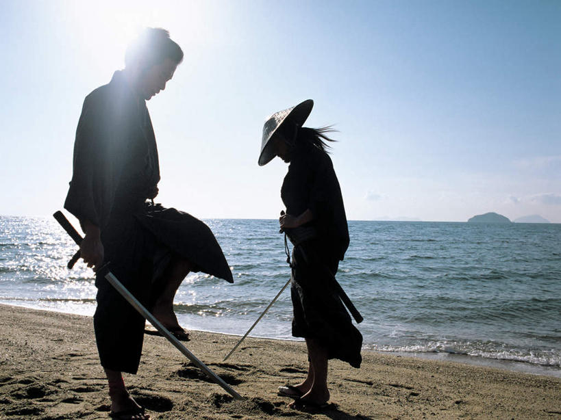 东方人,两个人,站,横图,室外,白天,侧面,民族服装,竞争,海浪,海洋,沙滩,帽子,亚洲,对抗,握,阴影,服装,冲突,光线,草帽,沙子,武士刀,影子,海岸,浪花,刀具,沙地,背光,拿,拿着,注视,黄种人,破坏,衣服,蓝色,蓝天,天空,阳光,海水,刀,天,观察,看,站着,武器,战争,握着,服饰,晴朗,观看,损坏,察看,攻击,威胁,衣着,穿着,对立,关注,矛盾,兵器,防御,逆光,海景,日本刀,万里无云,敌对,挫败,斗争,抗拒,抗衡,冷兵器,对手,凶器,杀伤,威慑,东洋刀,东瀛刀,日本武士刀,衣饰,敌手,危险,男人,男性,年轻男性,中年男性,亚洲人,大海,风浪,海,海水的波动,海滩,近岸浪,涌浪,晴空,晴空万里,站立,彩图,全身,传统服装,民俗服