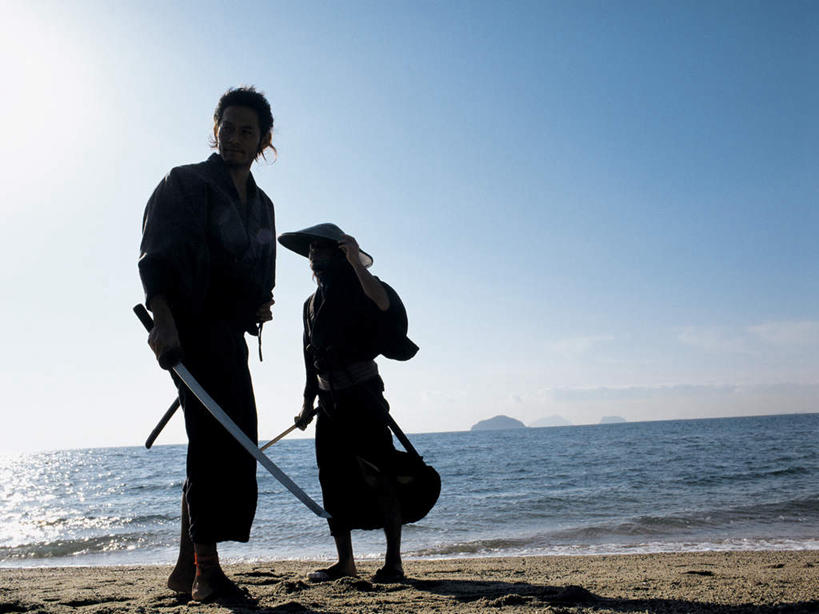 东方人,两个人,站,横图,室外,白天,侧面,民族服装,竞争,海浪,海洋,沙滩,帽子,亚洲,对抗,握,阴影,服装,冲突,光线,草帽,沙子,武士刀,影子,海岸,浪花,刀具,沙地,背光,拿,拿着,注视,黄种人,破坏,衣服,蓝色,蓝天,天空,阳光,海水,刀,天,观察,看,站着,武器,战争,握着,服饰,晴朗,观看,损坏,察看,攻击,威胁,衣着,穿着,对立,关注,矛盾,兵器,防御,逆光,海景,日本刀,万里无云,敌对,挫败,斗争,抗拒,抗衡,冷兵器,对手,凶器,杀伤,威慑,东洋刀,东瀛刀,日本武士刀,衣饰,敌手,危险,男人,男性,年轻男性,中年男性,亚洲人,大海,风浪,海,海水的波动,海滩,近岸浪,涌浪,晴空,晴空万里,站立,彩图,全身,传统服装,民俗服