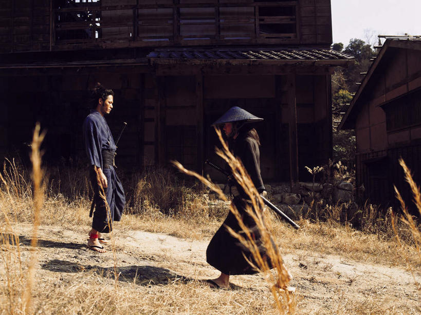 东方人,两个人,家,站,横图,室外,白天,侧面,民族服装,竞争,植物,帽子,亚洲,对抗,握,阴影,服装,枯萎,冲突,光线,草帽,武士刀,影子,房屋,屋子,枯草,刀具,拿,拿着,注视,黄种人,破坏,楼房,住宅,草,衣服,黄色,阳光,刀,观察,看,站着,武器,战争,握着,服饰,观看,损坏,察看,攻击,威胁,衣着,穿着,对立,关注,矛盾,兵器,防御,日本刀,敌对,挫败,斗争,抗拒,抗衡,冷兵器,对手,凶器,杀伤,威慑,东洋刀,东瀛刀,日本武士刀,衣饰,敌手,危险,男人,男性,年轻男性,中年男性,亚洲人,站立,彩图,全身,传统服装,民俗服,房子