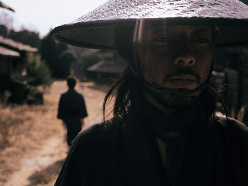 东方人,背部,两个人,家,站,走,横图,室外,白天,正面,民族服装,植物,道路,路,帽子,亚洲,阴影,服装,枯萎,朦胧,模糊,光线,草帽,影子,房屋,屋子,小路,枯草,交通,注视,黄种人,楼房,住宅,草,树,树木,衣服,黄色,绿色,阳光,自然,观察,看,站着,服饰,乡间小路,生长,成长,观看,察看,衣着,穿着,关注,对手,衣饰,敌手,男人,男性,年轻男性,中年男性,亚洲人,步行,散步,站立,走路,半身,彩图,传统服装,民俗服,房子