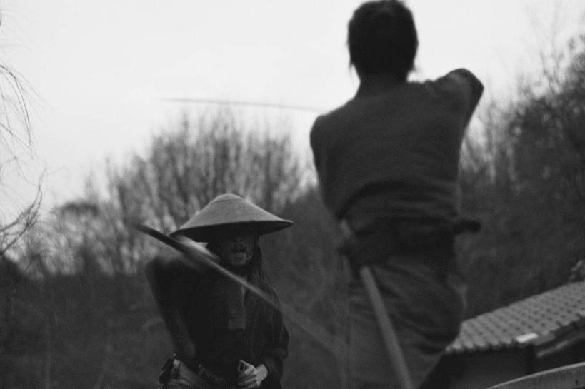 东方人,两个人,站,举,横图,黑白,室外,白天,仰视,民族服装,竞争,森林,树林,植物,帽子,亚洲,对抗,握,服装,朦胧,模糊,冲突,草帽,武士刀,刀具,拿,拿着,注视,黄种人,破坏,树,树木,衣服,绿色,自然,刀,观察,看,托,站着,武器,战争,握着,服饰,生长,成长,观看,损坏,察看,攻击,威胁,衣着,穿着,对立,关注,矛盾,兵器,防御,日本刀,敌对,挫败,斗争,抗拒,抗衡,冷兵器,对手,凶器,杀伤,威慑,东洋刀,东瀛刀,日本武士刀,衣饰,敌手,危险,男人,男性,年轻男性,中年男性,亚洲人,举起,举手,举着,向上举,向上伸,向上托,站立,半身,低角度拍摄,传统服装,民俗服