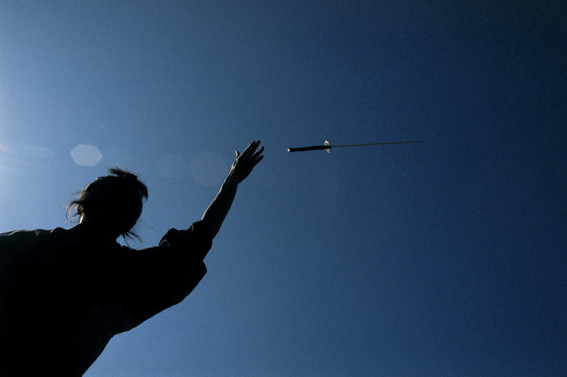 东方人,一个人,站,投,举,横图,室外,白天,仰视,民族服装,竞争,亚洲,仅一个男性,仅一个人,仅一个中年男性,对抗,阴影,服装,冲突,光线,武士刀,影子,刀具,注视,黄种人,破坏,衣服,蓝色,蓝天,天空,阳光,刀,天,观察,看,托,站着,武器,战争,服饰,晴朗,观看,损坏,察看,攻击,威胁,衣着,穿着,对立,关注,矛盾,兵器,防御,日本刀,万里无云,敌对,挫败,斗争,抗拒,抗衡,冷兵器,凶器,杀伤,威慑,东洋刀,东瀛刀,日本武士刀,衣饰,危险,男人,男性,中年男性,亚洲人,晴空,晴空万里,举起,举手,举着,抛,扔,撒,向上举,向上伸,向上托,站立,掷,半身,彩图,低角度拍摄,传统服装,民俗服