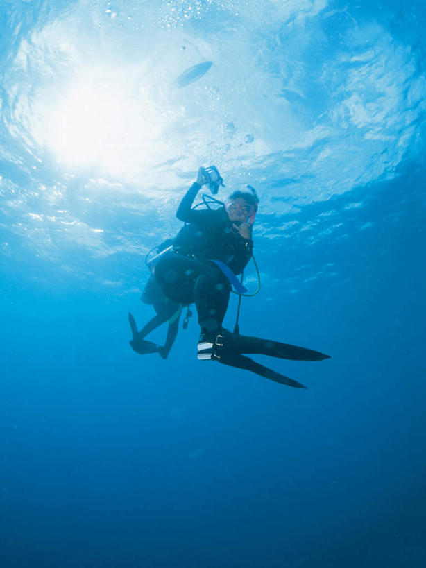 游泳,东方人,两个人,伙伴,朋友,竖图,室外,白天,仰视,锻炼,友谊,运动,合作,团队,海底,水下,海浪,海洋,照明,亚洲,潜水员,握,服装,潜水镜,泳镜,浪花,水底,灯光,拿,拿着,注视,黄种人,灯,衣服,海水,观察,看,蛙鞋,氧气罩,战略,握着,海底世界,潜水服,潜水,服饰,观看,脚蹼,呼吸管,照亮,察看,衣着,照明设备,穿着,关注,手电筒,潜水装备,海景,电筒,手电,面镜,浮潜,潜水运动,联合,合谋,衣饰,水中呼吸器,配合,体育,协作,年轻女性,女人,女性,亚洲人,大海,风浪,海,海床,海水的波动,近岸浪,涌浪,彩图,低角度拍摄,全身,健身,湿式潜水服