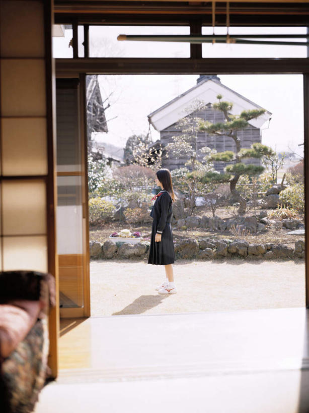 东方人,一个人,学生,家,站,竖图,室外,白天,侧面,制服,植物,门,亚洲,仅一个年轻女性,仅一个女性,仅一个人,拉门,阴影,服装,光线,影子,房屋,屋子,注视,黄种人,领巾,移门,楼房,住宅,树,树木,绿色,阳光,自然,观察,看,站着,校服,生长,成长,观看,察看,关注,水手服,学生服,障子,纸门,年轻女性,女人,女性,亚洲人,站立,彩图,全身,房子,领饰,女生校服,女子校服,日本校服,水兵服