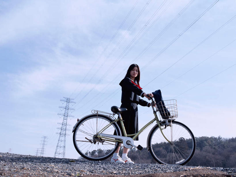 东方人,一个人,学生,站,横图,室外,白天,仰视,制服,森林,树林,植物,道路,路,自行车,亚洲,仅一个年轻女性,仅一个女性,仅一个人,阴影,服装,电力,光线,钢材,包,电缆,电线,书包,影子,支架,云,云朵,小路,交通,云彩,注视,黄种人,领巾,电塔,车,脚踏车,树,树木,蓝色,绿色,白云,蓝天,天空,阳光,自然,背包,交通工具,天,扶,观察,看,站着,校服,生长,能源,晴朗,成长,观看,支撑,资源,察看,扶着,关注,载具,供电设备,水手服,高压电塔,高压输电线,学生服,高压电线塔,高压塔,年轻女性,女人,女性,亚洲人,晴空,站立,彩图,低角度拍摄,全身,领饰,女生校服,女子校服,日本校服,水兵服,双肩包