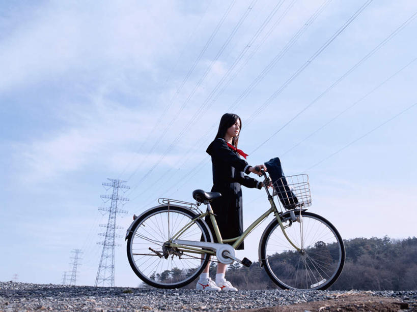 东方人,一个人,学生,站,横图,室外,白天,仰视,制服,森林,树林,植物,道路,路,自行车,亚洲,仅一个年轻女性,仅一个女性,仅一个人,阴影,服装,电力,光线,钢材,包,电缆,电线,书包,影子,支架,云,云朵,小路,交通,云彩,注视,黄种人,领巾,电塔,车,脚踏车,树,树木,蓝色,绿色,白云,蓝天,天空,阳光,自然,背包,交通工具,天,扶,观察,看,站着,校服,生长,能源,晴朗,成长,观看,支撑,资源,察看,扶着,关注,载具,供电设备,水手服,高压电塔,高压输电线,学生服,高压电线塔,高压塔,年轻女性,女人,女性,亚洲人,晴空,站立,彩图,低角度拍摄,全身,领饰,女生校服,女子校服,日本校服,水兵服,双肩包