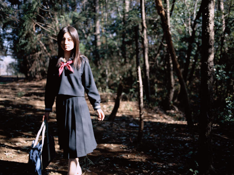 东方人,一个人,学生,走,横图,室外,白天,正面,制服,森林,树林,植物,道路,路,亚洲,仅一个年轻女性,仅一个女性,仅一个人,握,阴影,服装,朦胧,模糊,光线,包,书包,影子,小路,交通,拿,拿着,注视,黄种人,领巾,树,树木,绿色,阳光,自然,背包,观察,看,校服,握着,乡间小路,生长,成长,观看,单肩包,察看,关注,水手服,学生服,年轻女性,女人,女性,亚洲人,步行,散步,走路,半身,彩图,领饰,女生校服,女子校服,日本校服,水兵服