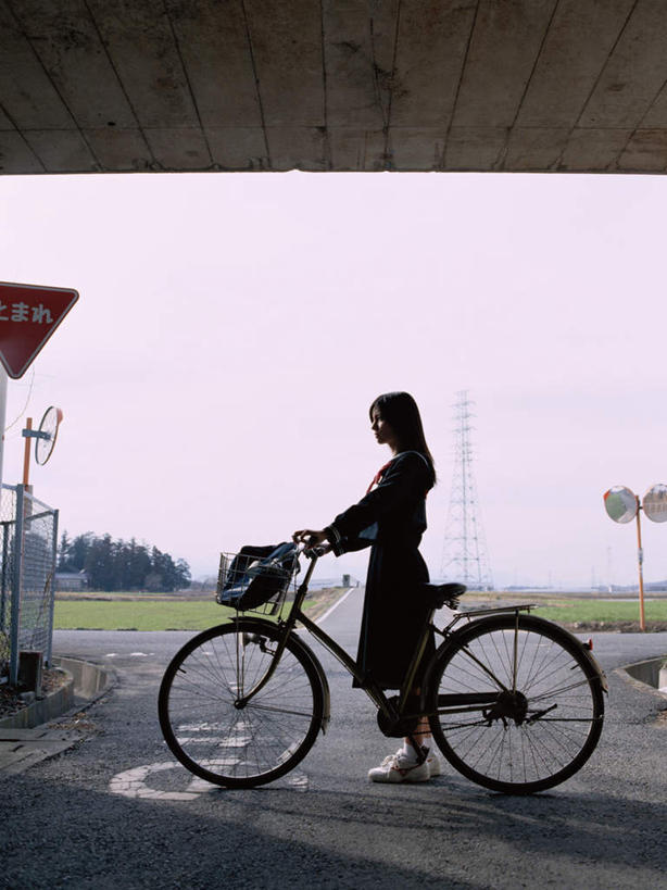 东方人,一个人,学生,栏杆,站,竖图,室外,白天,侧面,制服,草地,草坪,植物,道路,路,公路,自行车,亚洲,仅一个年轻女性,仅一个女性,仅一个人,阴影,服装,光线,英文,包,标志,书包,文字,影子,字符,字母,围栏,交通,注视,黄种人,标识,领巾,护栏,车,脚踏车,草,树,树木,蓝色,绿色,蓝天,天空,阳光,自然,背包,交通工具,天,扶,观察,看,站着,校服,生长,晴朗,成长,观看,英文字母,察看,扶着,关注,载具,水手服,学生服,万里无云,年轻女性,女人,女性,亚洲人,晴空,晴空万里,马路,站立,彩图,全身,领饰,女生校服,女子校服,日本校服,水兵服,双肩包