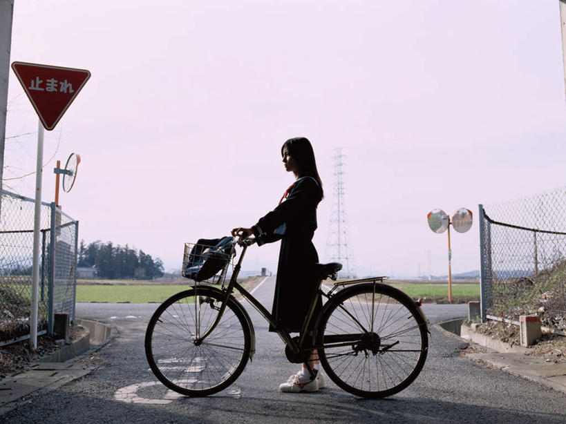 东方人,一个人,学生,栏杆,站,横图,室外,白天,侧面,制服,草地,草坪,植物,道路,路,公路,自行车,亚洲,仅一个年轻女性,仅一个女性,仅一个人,阴影,服装,光线,英文,包,标志,书包,文字,影子,字符,字母,围栏,交通,注视,黄种人,标识,领巾,护栏,车,脚踏车,草,树,树木,蓝色,绿色,蓝天,天空,阳光,自然,背包,交通工具,天,扶,观察,看,站着,校服,生长,晴朗,成长,观看,英文字母,察看,扶着,关注,载具,水手服,学生服,万里无云,年轻女性,女人,女性,亚洲人,晴空,晴空万里,马路,站立,彩图,全身,领饰,女生校服,女子校服,日本校服,水兵服,双肩包