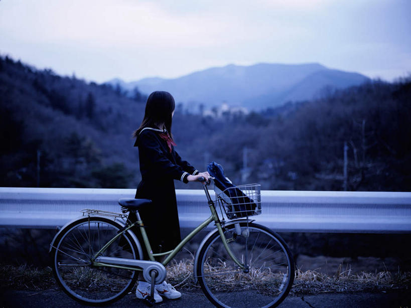 东方人,一个人,学生,站,横图,室外,白天,侧面,制服,石头,森林,山,山脉,树林,植物,道路,路,自行车,亚洲,仅一个年轻女性,仅一个女性,仅一个人,阴影,服装,光线,包,石子,书包,影子,山顶,山峰,小路,交通,山峦,注视,黄种人,领巾,车,脚踏车,树,树木,蓝色,绿色,蓝天,天空,阳光,自然,背包,交通工具,群山,天,扶,观察,看,站着,校服,乡间小路,生长,晴朗,成长,观看,察看,扶着,关注,载具,水手服,沉积岩,学生服,万里无云,颠峰,极峰,水成岩,年轻女性,女人,女性,亚洲人,石块,岩石,晴空,晴空万里,站立,彩图,全身,领饰,女生校服,女子校服,日本校服,水兵服,双肩包