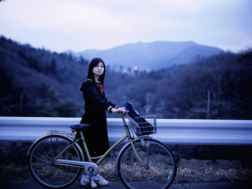 东方人,一个人,学生,站,横图,室外,白天,侧面,制服,石头,森林,山,山脉,树林,植物,道路,路,自行车,亚洲,仅一个年轻女性,仅一个女性,仅一个人,阴影,服装,光线,包,石子,书包,影子,山顶,山峰,小路,交通,山峦,扭头,注视,黄种人,领巾,车,脚踏车,树,树木,蓝色,绿色,蓝天,天空,阳光,自然,背包,交通工具,群山,天,扶,观察,看,站着,转头,校服,乡间小路,生长,晴朗,成长,观看,察看,扶着,关注,载具,水手服,沉积岩,学生服,万里无云,颠峰,极峰,水成岩,年轻女性,女人,女性,亚洲人,石块,岩石,晴空,晴空万里,站立,彩图,全身,领饰,女生校服,女子校服,日本校服,水兵服,双肩包