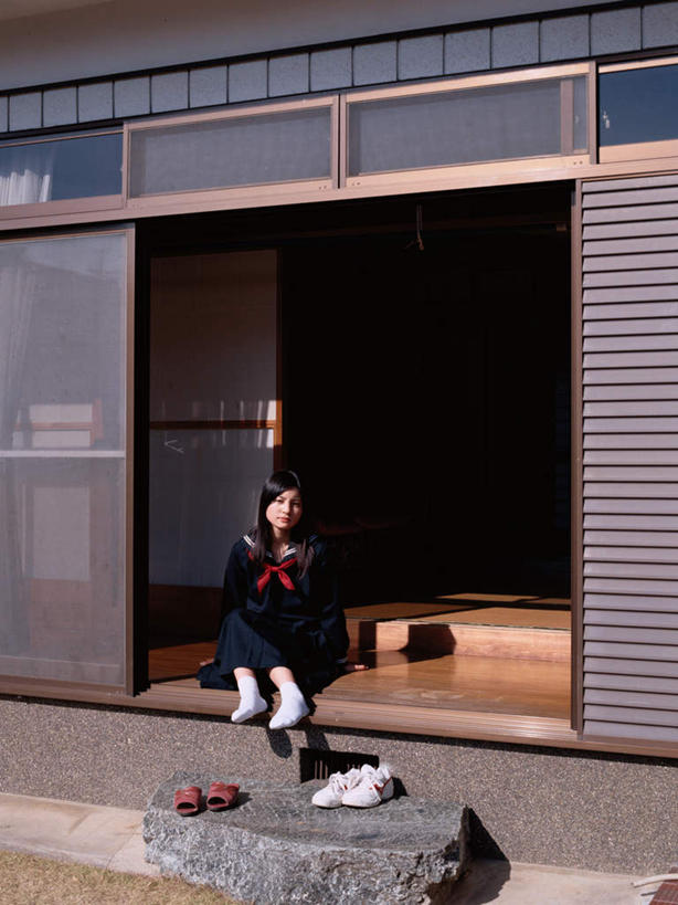 东方人,一个人,学生,家,坐,竖图,室内,白天,正面,制服,门,鞋子,亚洲,仅一个年轻女性,仅一个女性,仅一个人,拉门,阴影,服装,光线,影子,房屋,屋子,注视,黄种人,领巾,木屐,移门,楼房,住宅,阳光,观察,看,校服,观看,察看,关注,木鞋,水手服,学生服,障子,纸门,年轻女性,女人,女性,亚洲人,坐着,彩图,全身,人字拖,人字拖鞋,房子,领饰,女生校服,女子校服,日本校服,水兵服